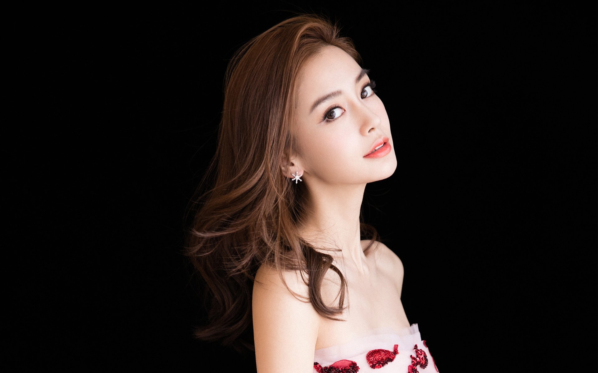 德国马术队在2024年欧洲三项赛锦标赛中以“Team Spirit”马匹获得团体银牌，展现强大实力。